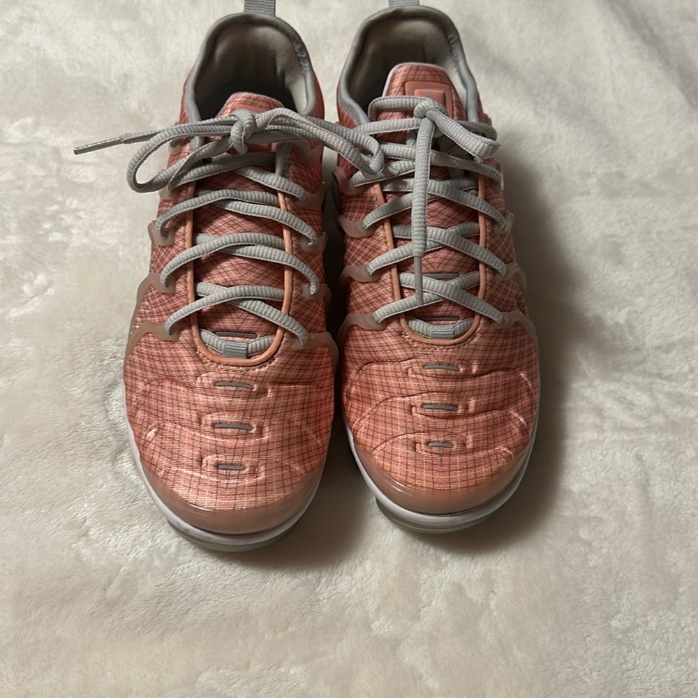 Nike Women's Pink and Gray Athletic Shoes